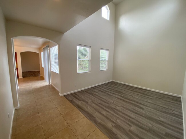 Foto del edificio - NW Two Story Visalia Home Available Now!