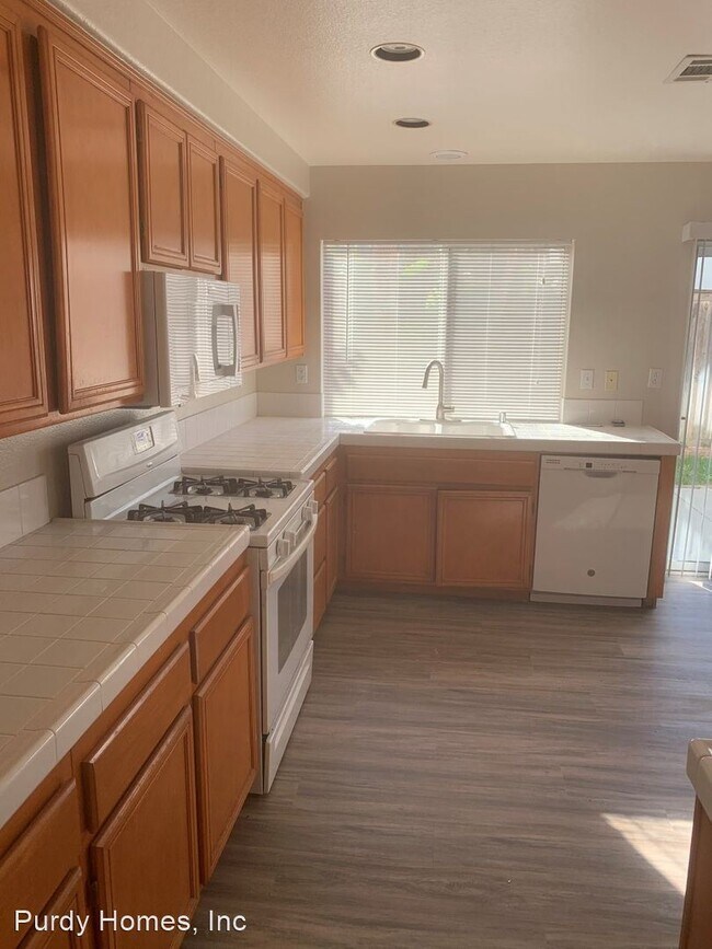 Building Photo - 4 br, 2.5 bath House - 448 Alyssum Way