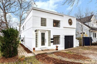 Building Photo - 814 Pauline Blvd