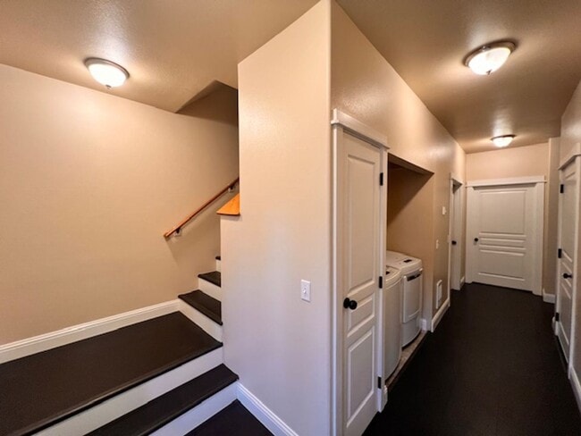 Building Photo - 2165