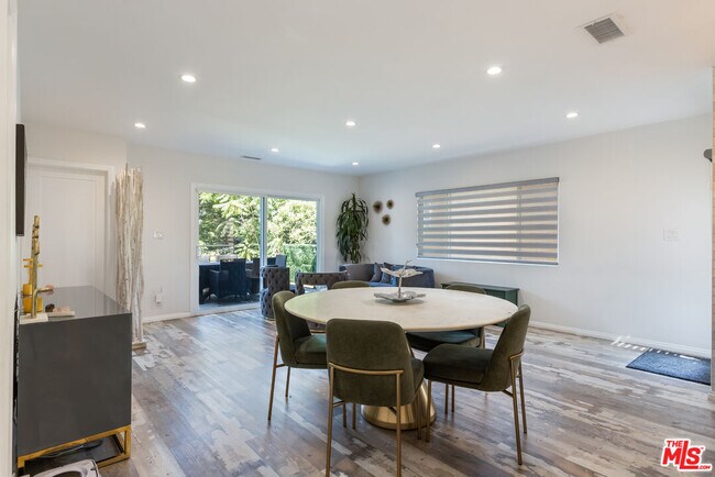 Foto del edificio - 10315 Fairgrove Ave