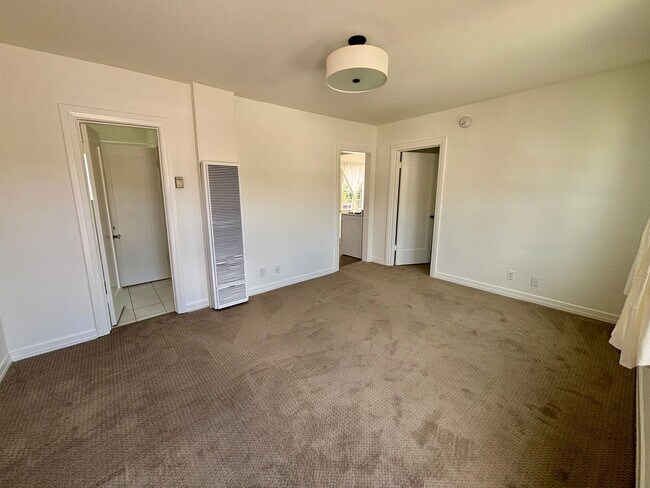 Foto del edificio - 2809-2821.5-28215 Rowena Ave
