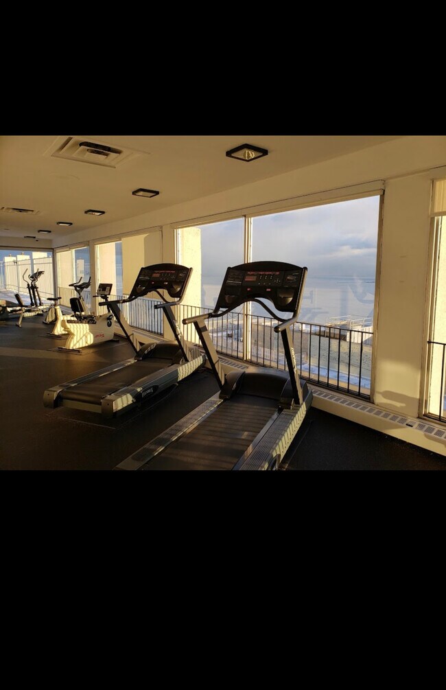 Gym - 6171 N Sheridan Rd