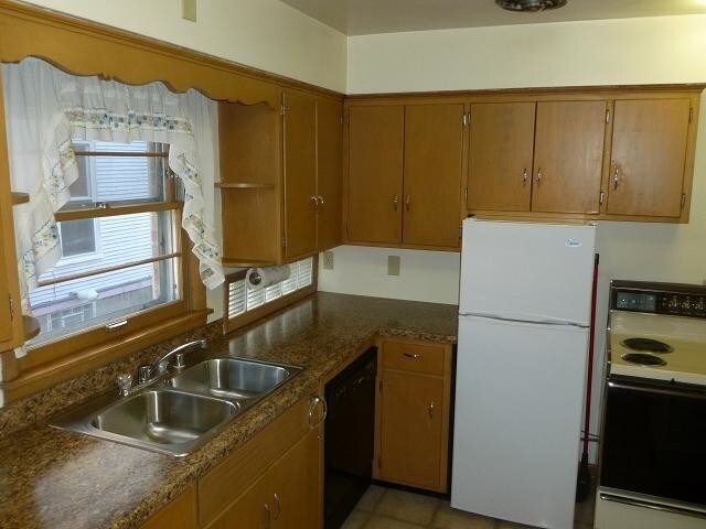 kitchen - 2109 E Washington Ave