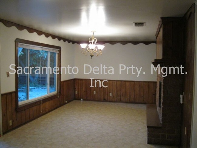 Building Photo - River Park / East Sacramento Beauty!!!