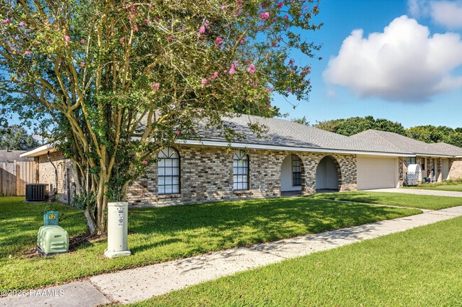 Building Photo - 119 Canada Dr