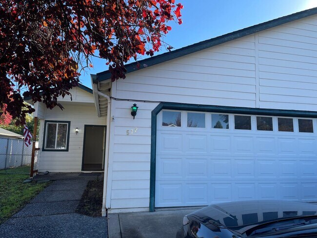 Building Photo - Very Nice 3 Bedroom 2 Bath Duplex-Located ...