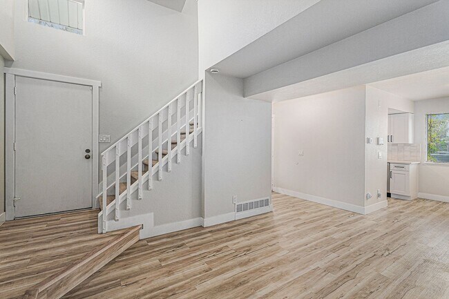 Foto del edificio - Spacious 1 Bed 1 Bath LOFT in the heart of Aurora Hills!