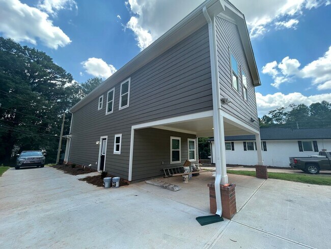 Foto del edificio - NOW LEASING FOR AUGUST 2026!