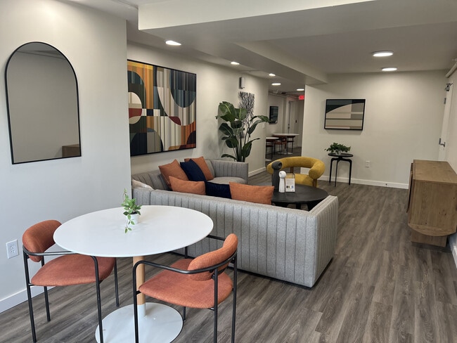 Building Photo - Broad View Apartments