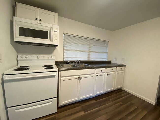 Foto del edificio - Charming 1 Bedroom Oasis with Sunroom in O...