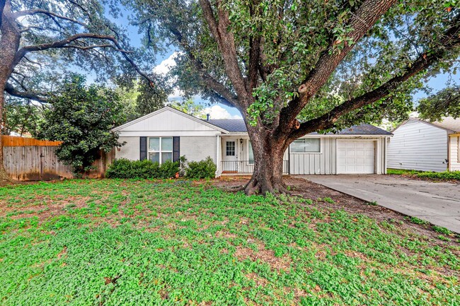 Building Photo - Charming Rental Near TCU Campus