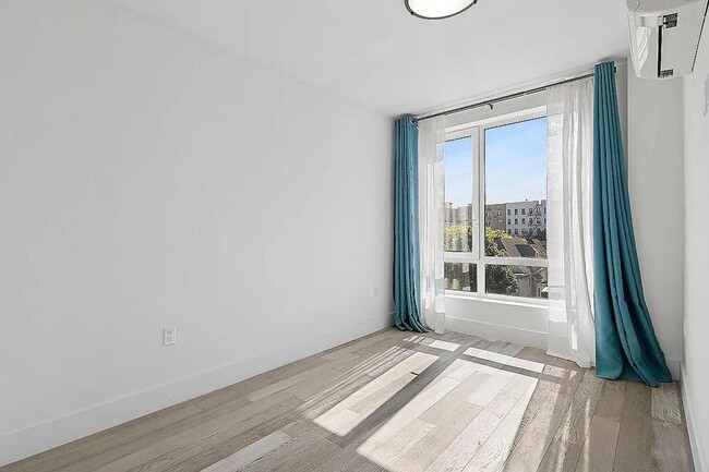 Building Photo - 2218 Ocean Ave