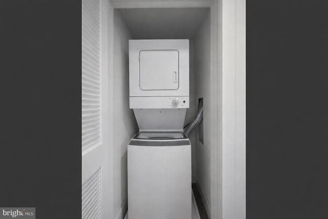 Building Photo - 604 17th St NE