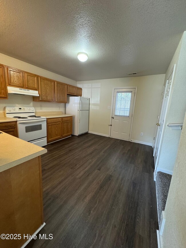 Building Photo - 604 Rainbow Dr