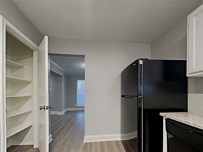 Building Photo - 3934 Vauxhall Dr S