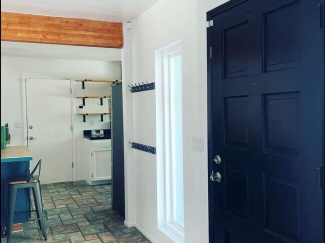 Foto del edificio - Charming Updated 3 Bed/2 Bath in Great Tem...