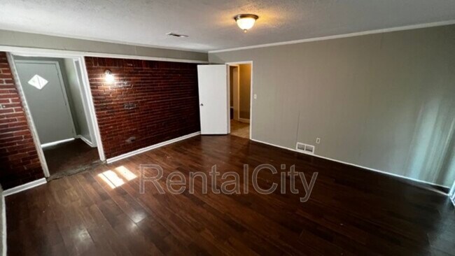 Building Photo - 297 Meadowood Ave