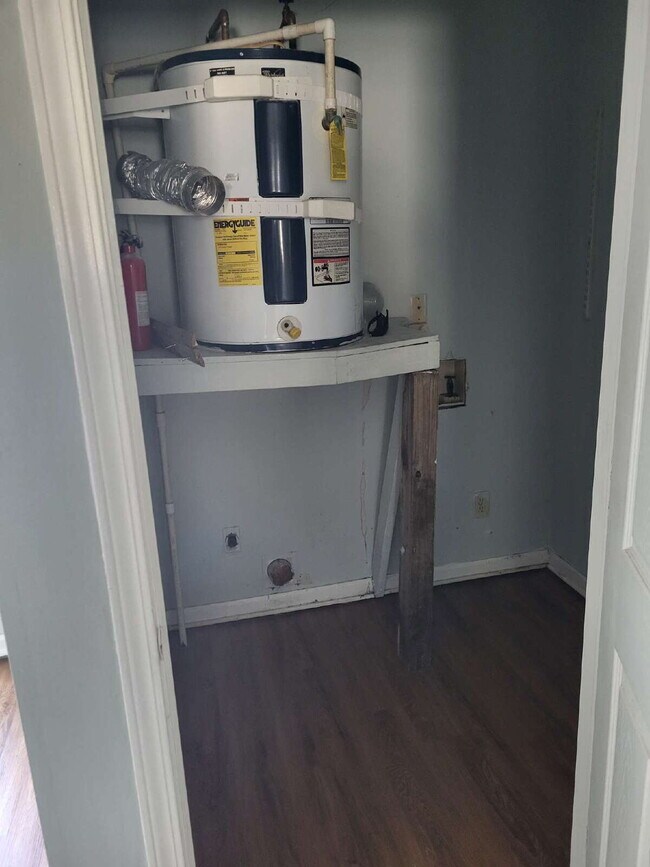 Foto del edificio - "Charming Goose Creek Townhouse: Cozy 2-Bedroom Retreat with Fireplace!"