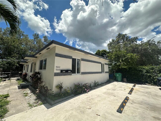 Foto del edificio - 7003 NW 6th Ave