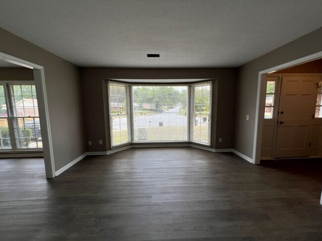 Foto del edificio - Newly updated 3 Bedroom/2 bath/bonus area ...