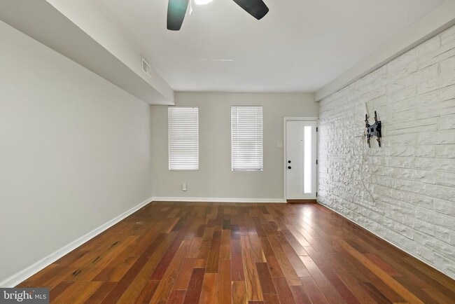 Building Photo - 2326 E Hazzard St