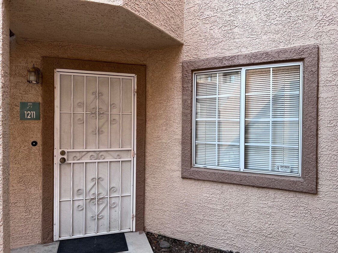Foto principal - TWO BEDROOM CONDO WITH TWO CAR GARAGE IN H...