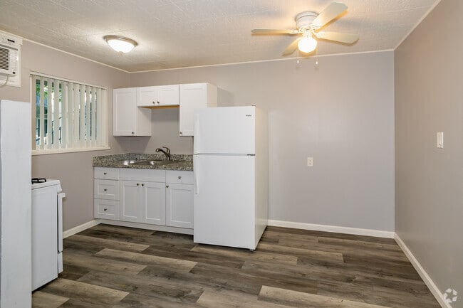 1BR, 12BA - 540SF - Kitchen / Dining Room - Sunset Crossing