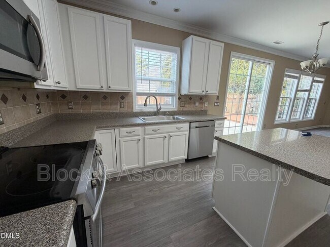 Building Photo - 2418 Lazy River Dr