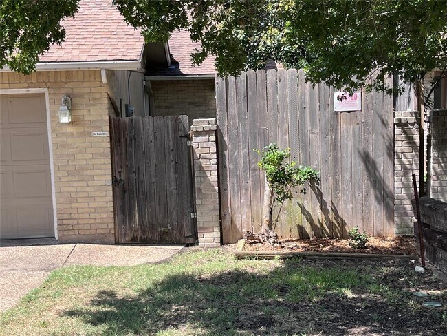 Foto del edificio - 6490 Hart Ln