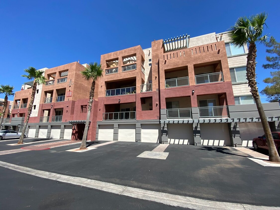 Foto principal - FABULOUS 4TH FLOOR CONDO IN GATED COMMUNIT...