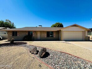 Building Photo - 3839 E Sunnyside Dr