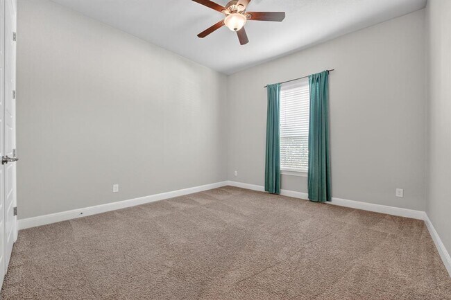 Foto del edificio - 21413 Hines Ln