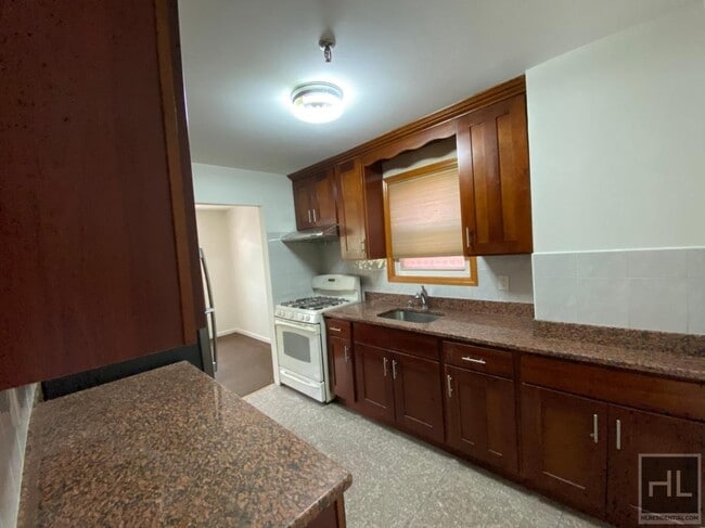 Building Photo - Spacious 3 bed 1 bath FLUSHING!!!