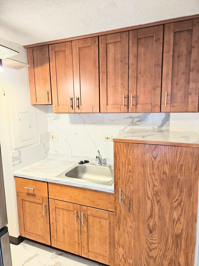 Foto del edificio - Maikiki Studio, 1 Parking Condominium in the Luna-Liho Towers Close to Punahou School