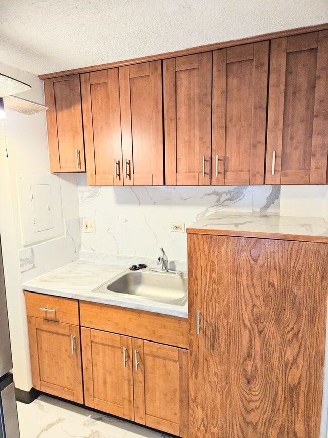 Building Photo - Maikiki Studio, 1 Parking Condominium in the Luna-Liho Towers Close to Punahou School