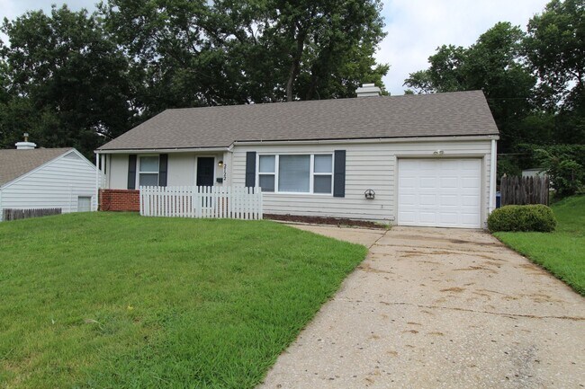 Building Photo - 3 Bedroom 1 Bath Home In Prairie Village