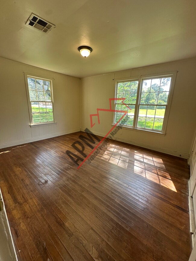 Foto del edificio - 2 bedroom home in Monroe