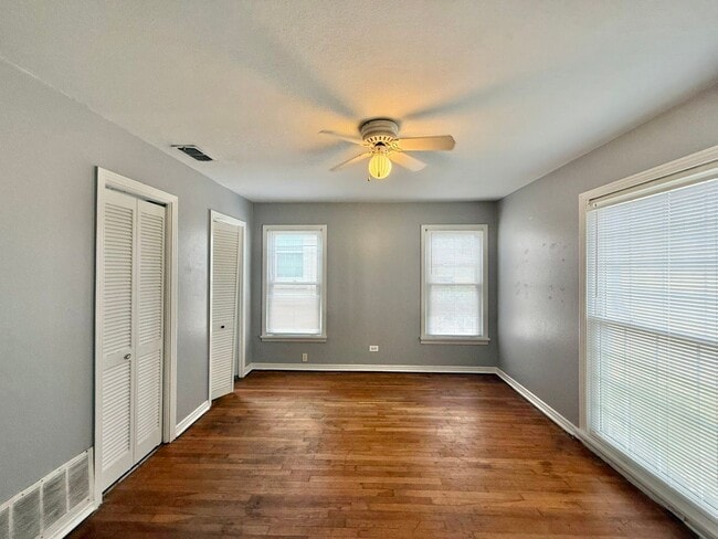 Building Photo - Available-Adorable Large 3 bedroom Home near Downtown!