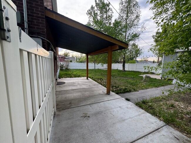 Building Photo - 1147 E Blaine Ave