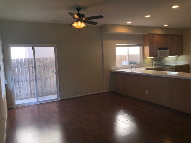 Foto del edificio - 440 Hart Dr