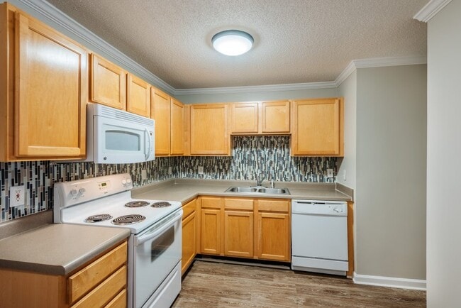 Building Photo - Century Oaks on College