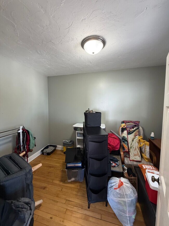 Foto del edificio - AVAILABLE JUNE 1ST- Terrific 3 Bed 2 Bath w/ Lake Views