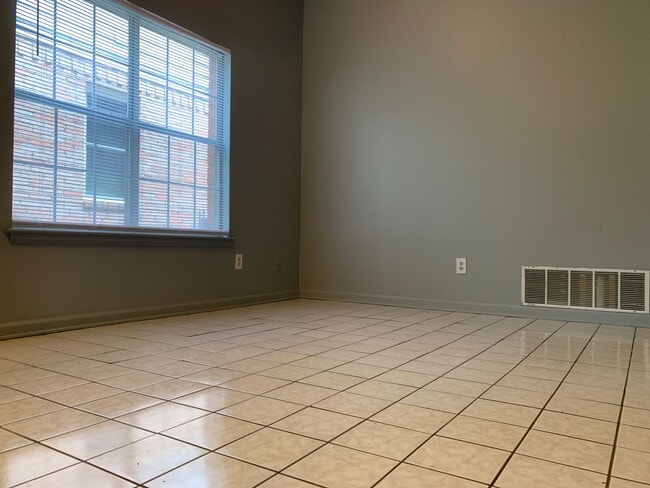 Building Photo - Under repair!