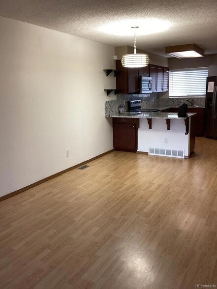 Foto del edificio - 8733 W Cornell Ave