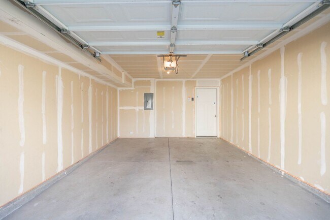 Building Photo - Get first month's rent free! Gorgeous 3-St...