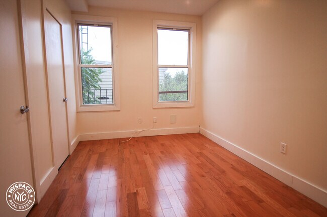 Foto del edificio - 145 Driggs Ave