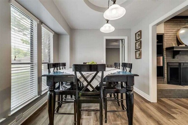 Foto del edificio - 2220 Roundrock Dr