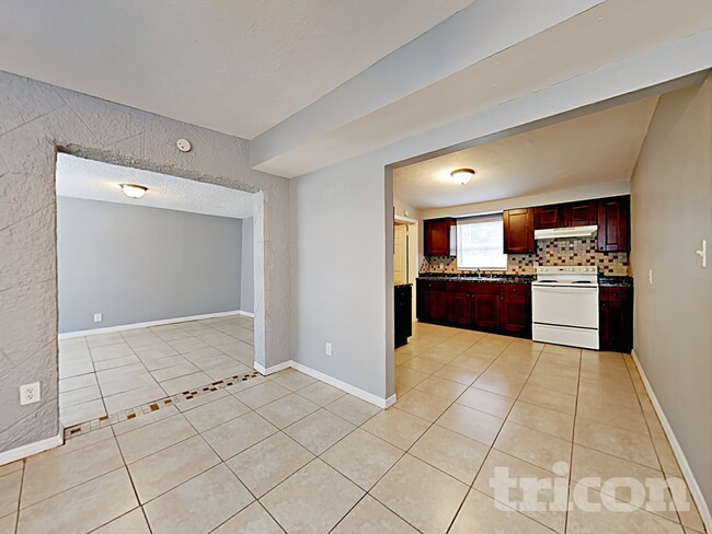 Building Photo - 651 12th Ave N