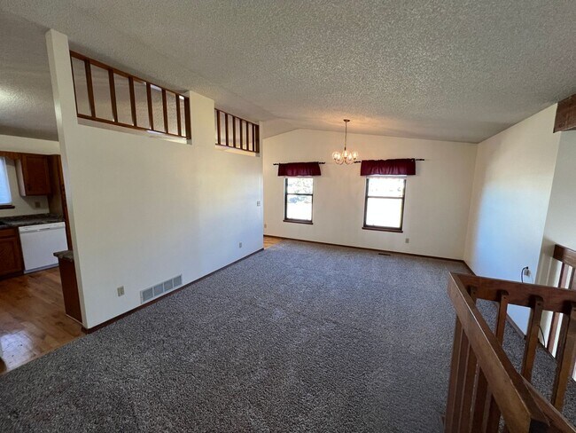Building Photo - Beautiful Tri-Level on 1/3 Acre!!